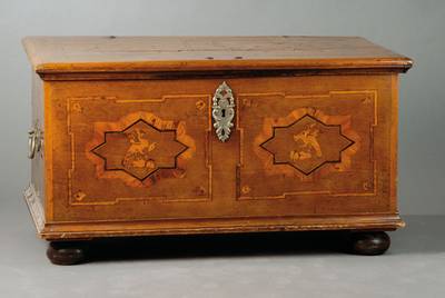 Marburger Finkentruhe um 1780, Eiche massiv, Platte mit Einlagen in Finkendarstellung, Innen 1-türiges Fach mit 2 Unterfächern, orig. Schloss lose ...