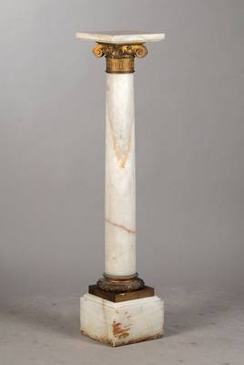 Säule, um 1900, Alabaster mit Messingappliken, sich verjüngend, Würfelsockel, ca. 122x25x25 cm