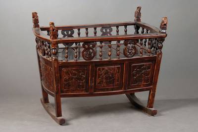 Wiege, China um 1900, sog. Rotholz mit reichen Flachschnitzereien, Boden in zwei Ebenen dem Alter des Kindes anpassbar, Gebr.-Sp., ca. 78x98x62 cm