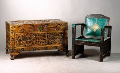 Konvolut aus einer Truhe u. einem Sessel, Truhe: China 80er Jahre, Weichholz reich beschnitzt, ca. 60x101x54 cm, Stuhl: deutsch um 1880 , ...