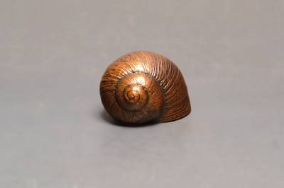 Paul Wunderlich, 1927-2010, Bronzeskulptur, Schnecke, mit Buch: Labyrinthe, Das Werk von Paul Wunderlich, signiert, H. ca. 3.5 cm