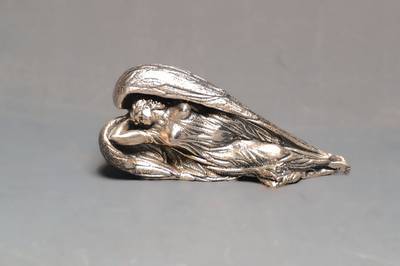 Ernst Fuchs, geb. 1930 Wien, Bronze, Schutzengel, versilbert, im Guss signiert und nummeriert 22, L. ca. 10 cm
