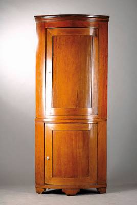 Aufsatzeckschrank, wohl Raum Oldenburg um 1835/40, Biedermeier, auf Rahmen gearbeitet,Mahagonifurnier auf Weichholzkorpus, Teile je 1-türig mit ...