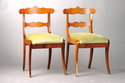 Paar Intarsienstühle, süddeutsch um 1830, Spätbiedermeier, Palisander massiv mit Ahornintarsien u. kleiner Kugelfiale, sehr bürgerl. Möbel, neu ...