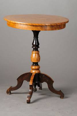 Beistelltischchen, wohl Italien um 1860/70, Platte abklappbar mit Intarsien (diese beschädigt), Gebr.-Sp., H. ca. 76 cm, D. ca. 62 cm