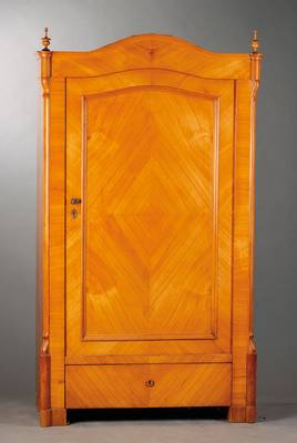Wäscheschrank, mitteldeutsch um 1860, KorpusWeichholz, Kirschbaumfurnier, Sockelschub, 4 Einlegebretter, Seiten abgeflacht, ...