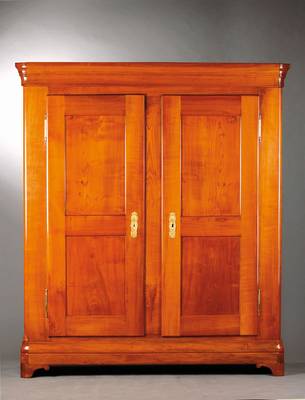 Biedermeierschrank, wohl Bodensee um 1830, Kirschbaum massiv, vielfach profiliert, Ecken abgerundet, Türen und Seiten je doppelt kassettiert, Fuß ...