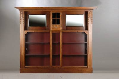Vitrine, Jugendstil, aus ehemaligem Sofaumbau um 1905, später zur Vitrine umgebaut, Eiche massiv, Kopf 6-fach getreppt, horizontal 3-geteilt, mittig ...