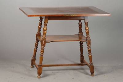 Kleiner Spieltisch, um 1890, aufklappbar, im Korpus lassen sich Spielfiguren oder -karten verbergen, ca. 76x47(94)x63 cm