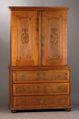 Aufsatzmöbel, wohl Berlin um 1770, Eiche Hirnholz, auf Rahmen gearbeitet, Kassetten gerieft mit erhabenen Rosetten- u. Schleifenschnitzerei ...