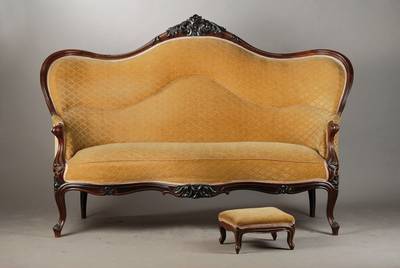 Sofa u. orig. Schemel, Berlin um 1840/45, Palisander massiv, dreifach geschweifte Lehne,diese umlaufend gerieft und mit Akanthusblattbekrönung, ...
