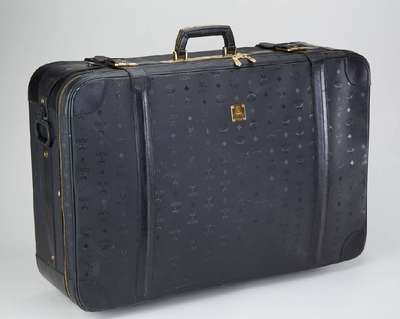 MCM Koffer, schwarzes Monogramm Canvas, ca. 50 x 75 x 24 cm, mit Rollen, z.T. Gebr.- Spuren, z.T. stärker, ehem. NP DM 1990.-