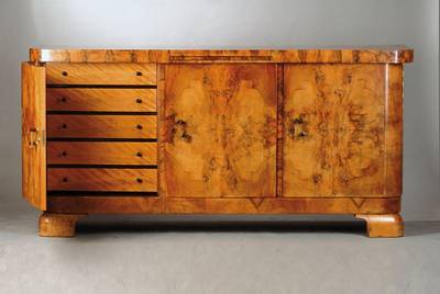 Art-Deco-Anrichte, deutsch um 1930, Wurzelnussfurnier, mittige ausziehbare Mamorplatte, Front 3-türig mit doppelt gespiegeltem Furnier, orig. ...