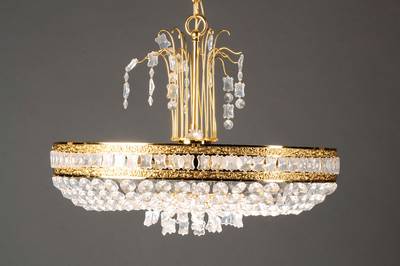 Deckenlampe und zwei Wandlampen, neuzeitlich, Messing vergoldet mit reichem facettiertem Glasbehang, 12 Brennstellen, Elektr. nicht geprüft, ...