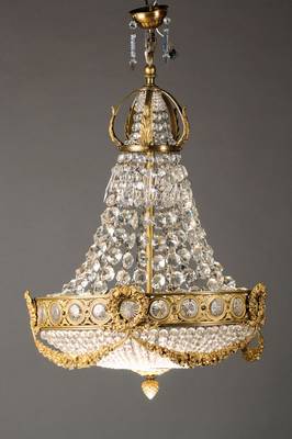 Deckenlampe, Frankreich, um 1920-30, Messingmonturen, reicher facettierter Glasbehang in verlaufenden Perlschnüren, 5 Brennstellen, Elektr. nicht ...