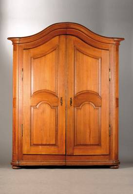 Barocker Spaltschrank, wohl Freiburg um 1760, Eiche massiv, auf Rahmen gearbeitet, Kassetten einfach getreppt u. in sich geschweift, Kopf geschweift, ...