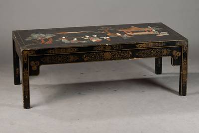 Tisch, China, um 1910-20, Schwarzlack, auf der Platte Landschaft mit Figuren in Goldmalerei und applizierten Halbedelsteinen und Bein, ca. ...
