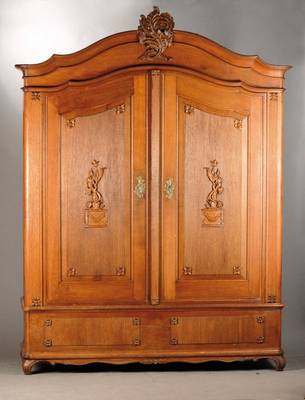 Barockschrank, wohl Berlin um 1770, Eiche Hirnholz, auf Rahmen gearbeitet, Kassetten gerieft mit erhabenen Rosetten- u. Blumenschnitzereien, ...
