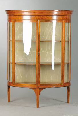 Demi-Lune-Vitrine, deutsch um 1900, Mahagoni- bzw. andere Kolonialhölzer, Halbmondform, Profil mit eingelegtem angedeutetem Fries- u. ...