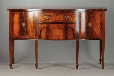 Anrichte, England um 1900, Mahagoni- bzw. Pyramidenmahagonifurnier, 3-fach geschweift, Bandintarsien, 2-türig, 2-schübig, elegant konische Beine, ...