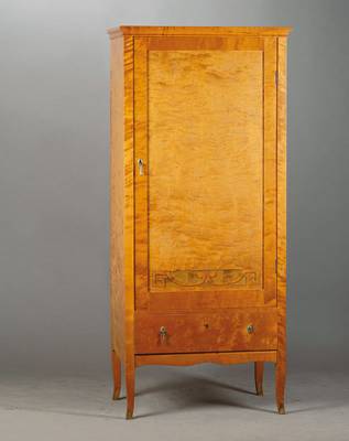 1-türiger Schrank, deutsch um 1905/06, Birkefurnier auf Weichholzkorpus, 1-türig einfach kassettiert mit abstrakter Flachschnitzerei, Innen 3 ...