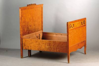 Ausziehbett, deutsch um 1905/06, Birkefurnier auf Weichholzkorpus, Kopf- u. Fußteil je kassettiert, aufgesetzte abstrakte Schnitzerei, geschweift ...