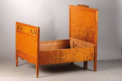 Ausziehbett, deutsch um 1905/06, Birkefurnier auf Weichholzkorpus, Kopf- u. Fußteil je kassettiert, aufgesetzte abstrakte Schnitzerei, geschweift ...