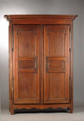 Barockschrank, Lothringen um 1770/80, Eiche massiv, Gesims mit Hohlkehle 4-fach getreppt, Ecken abgerundet u. 3-fach kanneliert, Türen u. Seiten je ...