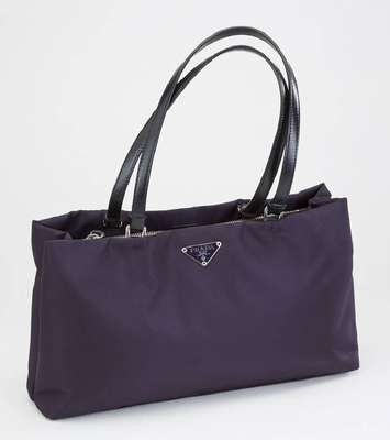 PRADA Tasche, blaues Nylon, 2 große Innenfächer mit weiterem Innenfach mit Reißverschluß, Druckknöpfe, 2 schwarze Tragehenkel, Prada-Emblem, ...