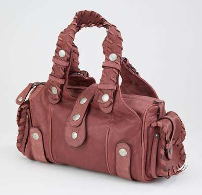 CHLOE Handtasche, beerenfarb. Büffelleder und Kalbsleder, 2 Tragehenkel, seitl. 2 aufges.Taschen, Applikationen aus Lederschnüren, Chloe Prägung, ...