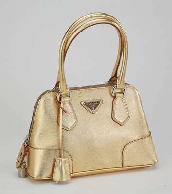 PRADA Handtasche, goldfarb. Saffianoleder, 2 Tragehenkel, Prada Milano Emblem, Schloss und Schlüssel anbei, innen champagnerfarb. Stoff mit Prada ...