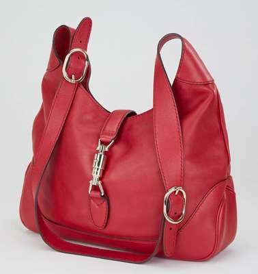 GUCCI Schultertasche, karminrotes Glattleder, Schulterriemen verstellbar, Schließe mit Gucci Schriftzug, innen beigefarb. Leinenstoff, ca. 31 x 26 ...