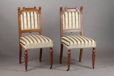 Paar Stühle, deutsch um 1880/90,Nussbaum massiv, Lehne mit sehr typischer Ornamentik, Reste alten Wurmbefalls, guter Zustand, Gebr.-Sp., H. ca. 92 ...