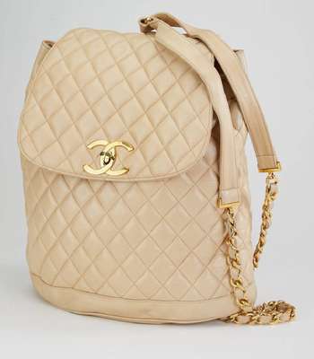 CHANEL Rucksack, beiges Leder, gesteppt, Chanel Emblem verg., Trageriemen z.T. mit Kette, Innentasche mit Reißverschluss, Zugband, l. Gebr.-Spuren ...