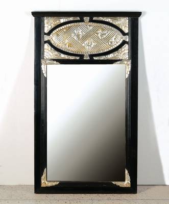 Spiegel, Frankreich um 1925, Art-Deco, Weichholzrahmen schwarz gefasst, gestuckte Zierteile silberfarben gefasst, abstrakt florale Ornamentik, ...