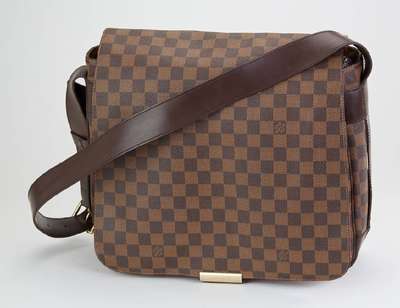 LOUIS VUITTON Herrenumhängetasche Damier EbeneBastille, Interieur mit rotem Canvas ausgekleidet, großes Innenfach, 1 Seitenfach innen und 3 ...