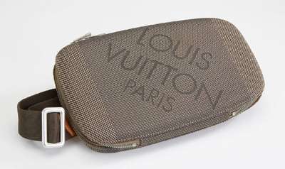 LOUIS VUITTON Herrenumhängetasche Damier Canvas Mage Terre, oliv/beigef. Canvas mit Louis Vuitton Paris Schriftzug, 4 Innenfächer,davon 1 mit ...