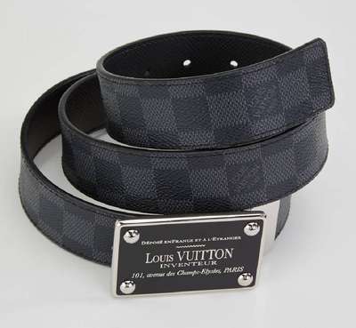 LOUIS VUITTON Herrenwendegürtel Damier Graphite, Außenseite Damier Canvas, Innenseite Taiga Leder, große Metallschließe inspiriert von dem Louis ...