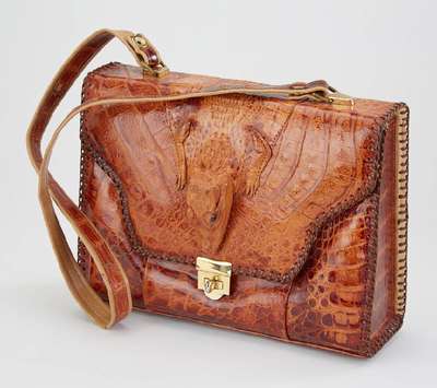 Damenhandtasche aus Krokodilleder, Verschlußlasche mit vollständiger Baby- krokodilvorderseite incl. Vorderläufen, auf der Rückseite ...