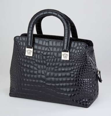 VERSACE Tasche, schwarzes Leder mit Kroko- prägung, Umhängeriemen abnehmbar, 2 Trage- griffe, Abschlüsse mit jeweils plastischem Versace ...