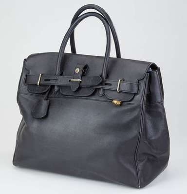 ESCADA Handtasche, schwarzes strukturiertes Nappa-Leder, Riemenverschluß, 2 Tragegriffe, z.T. stärkere Gebr.-Sp., bordeauxfarb. Innenleder sign. ...