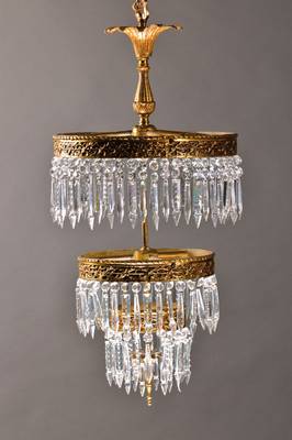 Deckenlüster, Spanien, um 1920-30, umseitig feine Ornamentik am dreistufigen Messingaufbau mit umlaufenden Prismenbehang, 3 Brennstellen, komplett ...