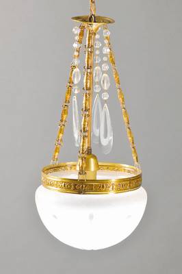 Deckenleuchter, Frankreich, Jugendstil, um 1915, von 3 ornamental durchbrochenen Zierketten getragenes Messingrondell in flache Deckenrosette endend, ...