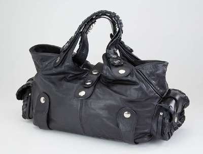 CHLOE-Handtasche, schwarzes Rindsleder, 2 Tragehenkel, Nietenbesatz, großes Innenfach mit seitl. Einschubtasche mit Reißverschluß, 2 aufgel. ...