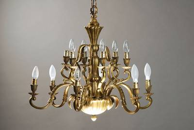 Deckenlampe, deutsch, um 1925, Art-Deco, schwerer Messingguß, 12 Brennstellen, Elektr. nicht geprüft, H. ca. 60cm, D. ca. 75cm