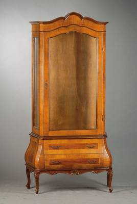 Kleine Aufsatzvitrine, Giebel 3-fach geschweift u. getreppt, 3-seitig verglast, bombiertes Unterteil mit 2 Schüben, beschnitzte Zarge, guter ...