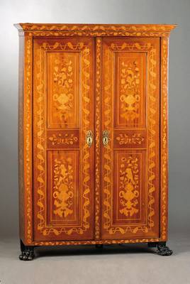 Intarsienschrank, wohl Holland um 1830, Nussbaum massiv z.T. furniert, reduzierte Form, ausladender Giebel mit horizontalem Rundstabprofil, 2-türig ...