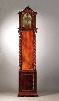 Standuhr wohl England um 1820, Holzgehäuse, seitl. gedrehte Säulen, geschnitzte Kapitelle mit Durchbrucharbeiten, Akantusblatt Abschluß oben ...