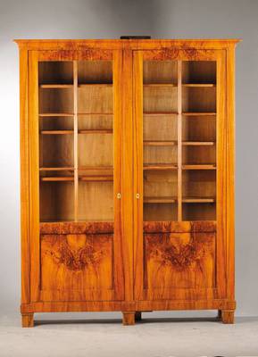 Vitrine, deutsch um 1870, im Biedermeierstil, Nussbaumfurnier, Wurzelnussfurnier doppelt gespiegelt verlegt, spaltbar, unter Verwendungalter Hölzer, ...