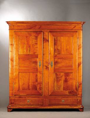 Biedermeierschrank, wohl Baden 1.H. 19.Jh., Kirschbaum massiv, Kopf vielfach unterschiedlich profiliert u. getreppt, Türen u. Seiten je 3-fach ...